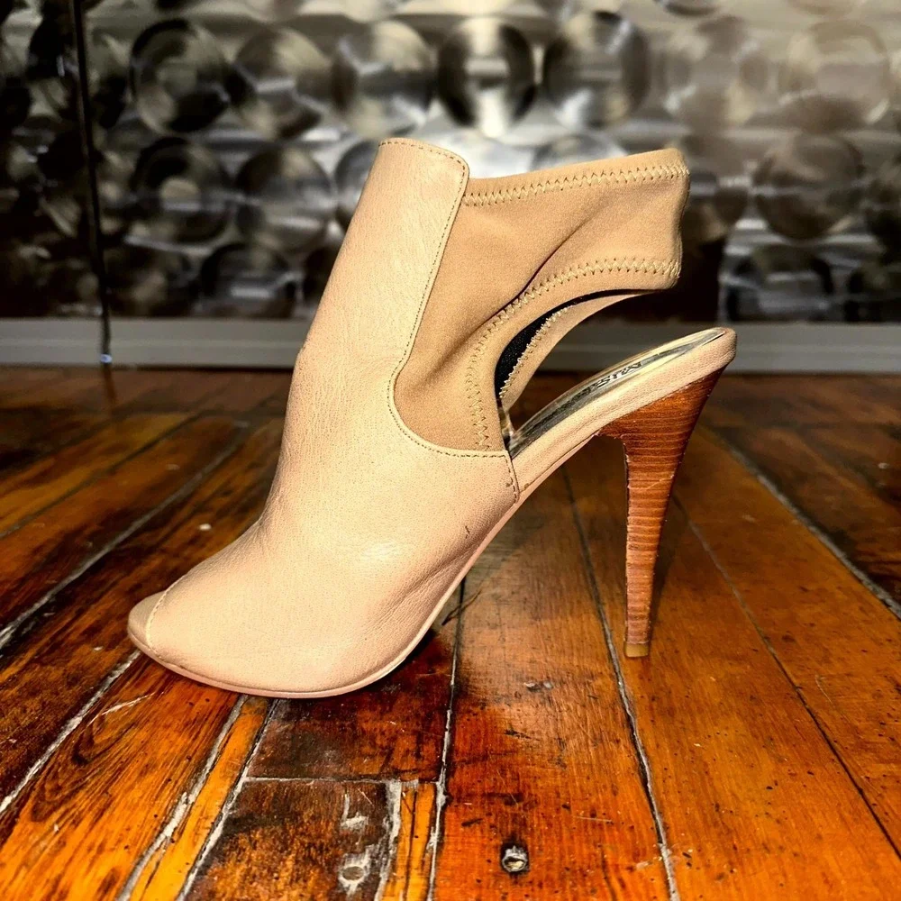 MICHAEL Michael Kors Blaze Ankle Boots Women's Size 7M Beige Leather Peep Toe